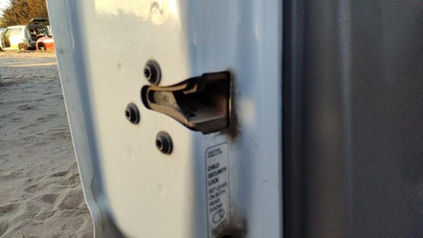 2000-2006 Chevy Suburban Driver Left Rear Door Latch With Rods/Cables Oem Back — photo 3