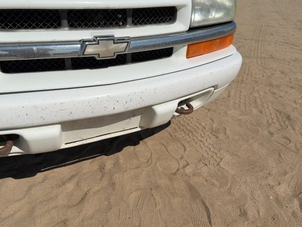 1998-2005 Chevy S10 Blazer Front Bumper with Brackets Assembly OEM White 50U — photo 5