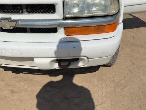 1998-2005 Chevy S10 Blazer Front Bumper with Brackets Assembly OEM White 50U — photo 6