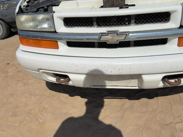 1998-2005 Chevy S10 Blazer Front Bumper with Brackets Assembly OEM White 50U — photo 3