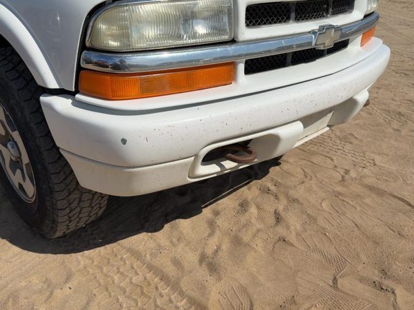 1998-2005 Chevy S10 Blazer Front Bumper with Brackets Assembly OEM White 50U — photo 7
