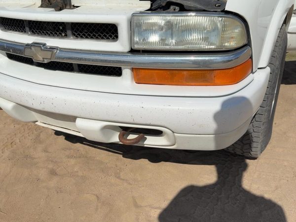 1998-2005 Chevy S10 Blazer Front Bumper with Brackets Assembly OEM White 50U — photo 8