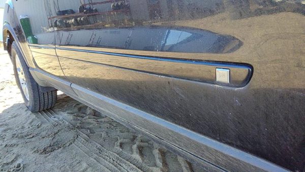 07-12 Acadia Passenger Right Front Moulding From Door Trim 58U Carbon Black — photo 2
