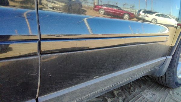 07-12 Acadia Passenger Right Front Moulding From Door Trim 58U Carbon Black — photo 4