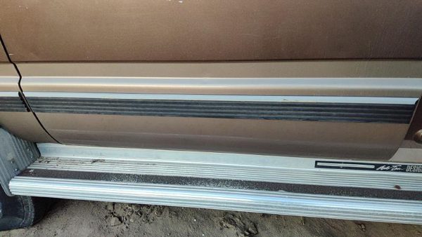 1992-1999 Chevy Suburban Passenger Right Rear Moulding From Door Back Trim Strip — photo 1