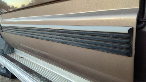 1992-1999 Chevy Suburban Passenger Right Rear Moulding From Door Back Trim Strip — photo 3