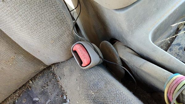 00-04 Jeep Grand Cherokee Passenger Right Front Seat Belt Buckle Receiver Gray — photo 3