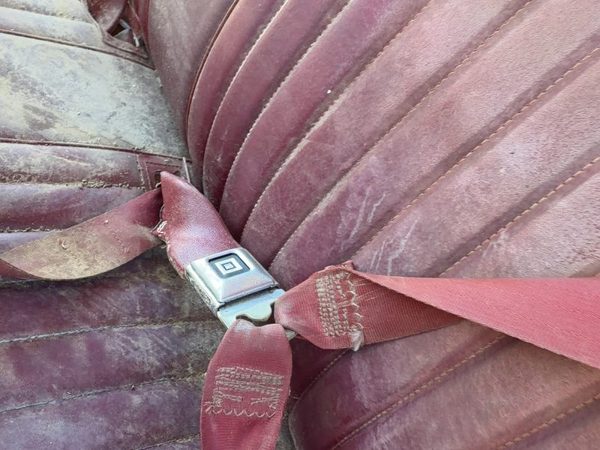 82-94 Chevy S10 Pickup Driver Left Front Seat Belt Buckle Receiver Oem Red — photo 3