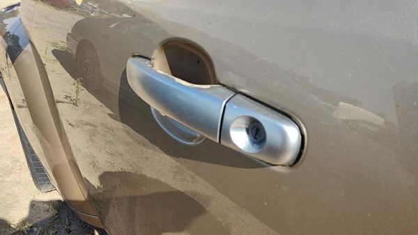 2006 Chevrolet HHR Outside Door Handle LH Chevy Gold 15U — photo 3