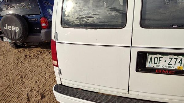 1993 GMC Safari Back Door LH White — photo 1