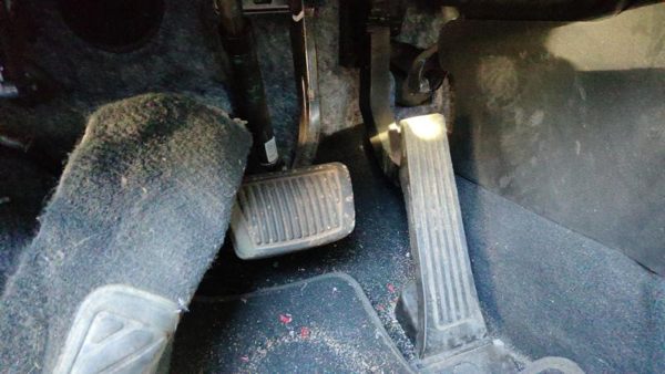 2011-2015 Kia Sorento Gas And Brake Pedal Assembly Automatic Transmission — photo 3