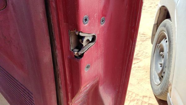 1989-1990 Ford Bronco 2 Passenger Right Front Door Latch With Rods/Cables Oem — photo 3