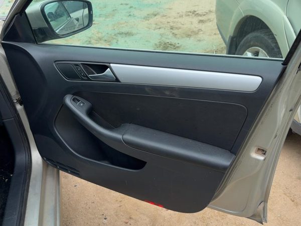 2013-2018 Vw Jetta Passenger Right Front Door Trim Panel With Switches Black — photo 1