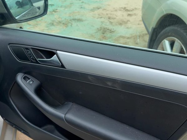 2013-2018 Vw Jetta Passenger Right Front Door Trim Panel With Switches Black — photo 5