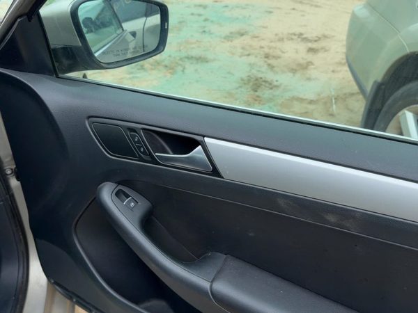2013-2018 Vw Jetta Passenger Right Front Door Trim Panel With Switches Black — photo 7