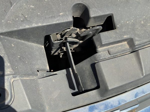 2007-2011 Chevy Impala Hood Latch Assembly With Bracket Oem 22740868 — photo 2
