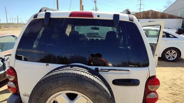 2005 Jeep Liberty Back Glass/window — photo 2