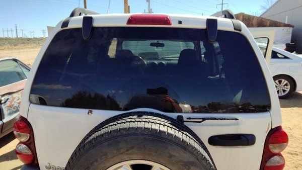 2005 Jeep Liberty Back Glass/window — photo 3