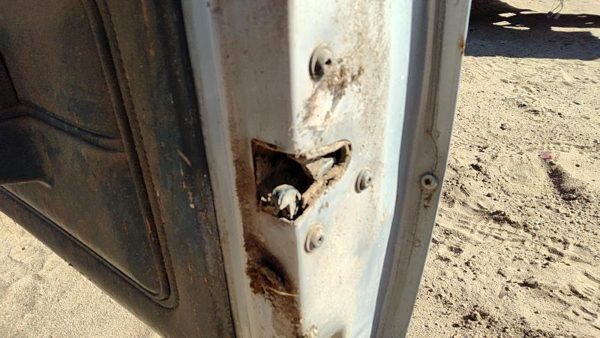 1985 Pontiac Sunbird Passenger Right Front Door Latch With Rods/Cables Oem — photo 2