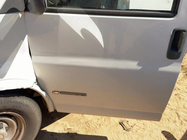 2000 Chevy Express 2500 Front Door LH White 50U — photo 1