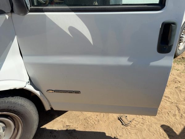 2000 Chevy Express 2500 Front Door LH White 50U — photo 4