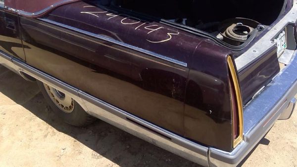 1993 Cadillac Fleetwood — vehicle photo 2