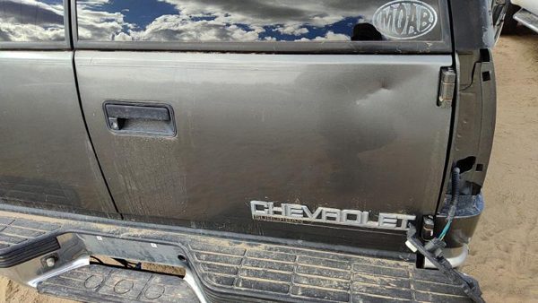 1999 Suburban 1500 Back Door RH Pewter 11L — photo 4