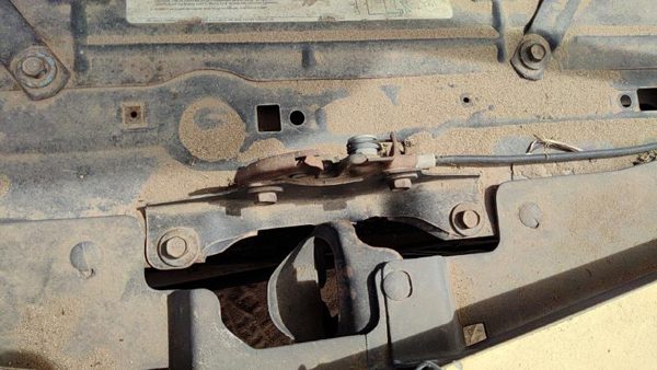1980-1984 Cadillac Deville Hood Latch Assembly With Bracket Oem 10067344 — photo 2