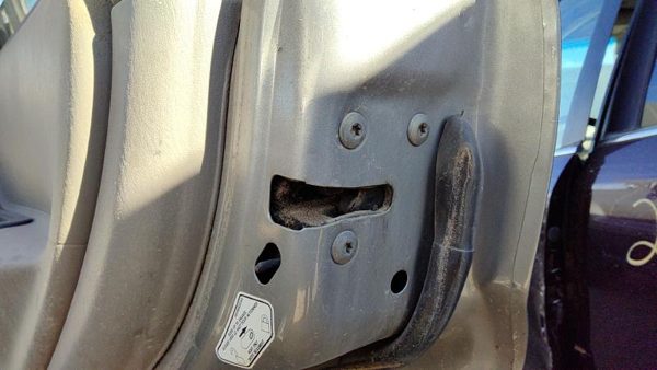 99-03 Jeep Grand Cherokee Passenger Right Rear Door Latch With Rods/Cables Back — photo 3