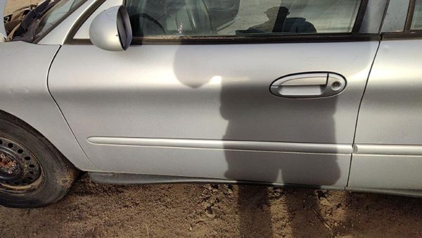 1997 Ford Taurus Front Door LH Silver Ts — photo 2