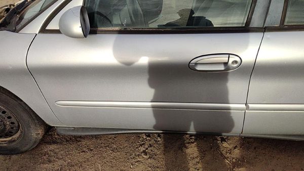 1997 Ford Taurus Front Door LH Silver Ts — photo 1