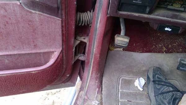 88-91 Gmc Sierra 2500 Driver Left Lower Kick Trim Panel Oem Red — photo 1