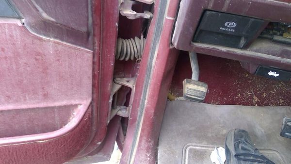 88-91 Gmc Sierra 2500 Driver Left Lower Kick Trim Panel Oem Red — photo 7