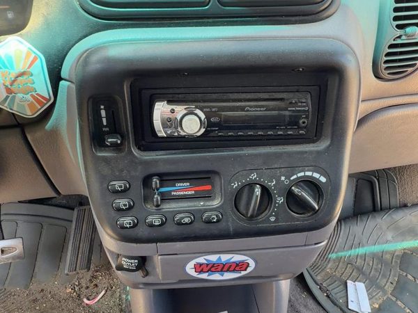 1999 Chrysler Voyager Dash Panel Taupe ALL5 — photo 2