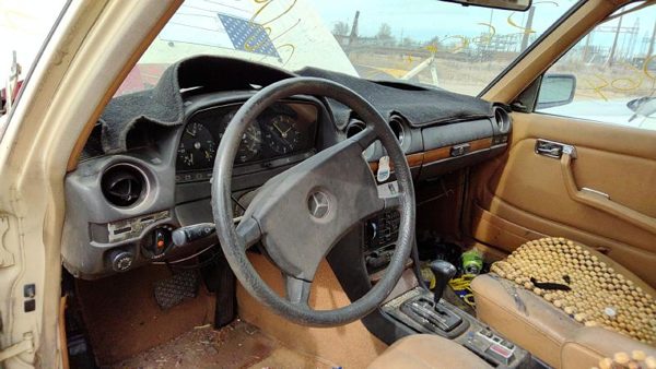 1980 Mercedes 300d — vehicle photo 3