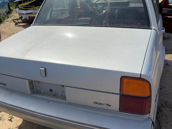 1986 Oldsmobile Delta 88 Trunk/decklid/hatch/tailgate Silver — photo 1