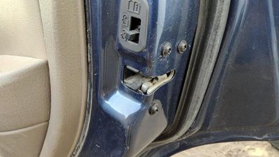 2002-2005 Ford Explorer Passenger Right Rear Door Latch With Rods/Cables Back