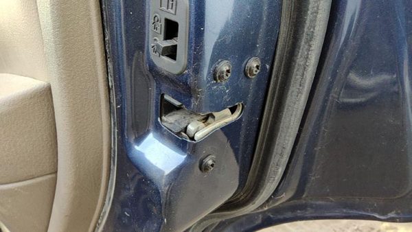 2002-2005 Ford Explorer Passenger Right Rear Door Latch With Rods/Cables Back — photo 2