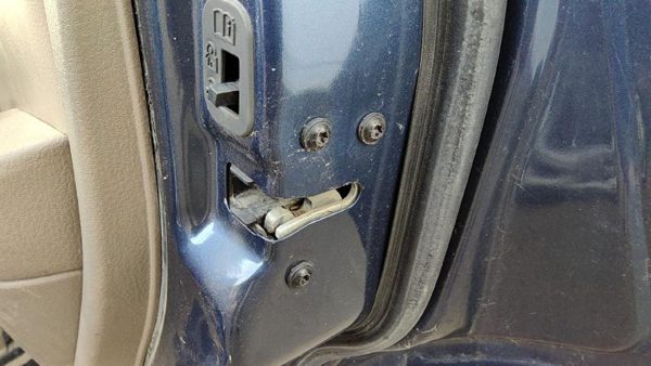 2002-2005 Ford Explorer Passenger Right Rear Door Latch With Rods/Cables Back — photo 3