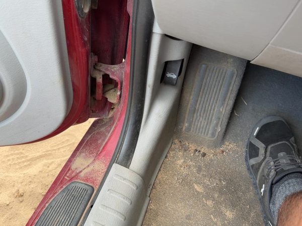 2006-2010 Chrysler Pt Cruiser Driver Left Lower Kick Trim Panel Oem Gray D7Dv — photo 2