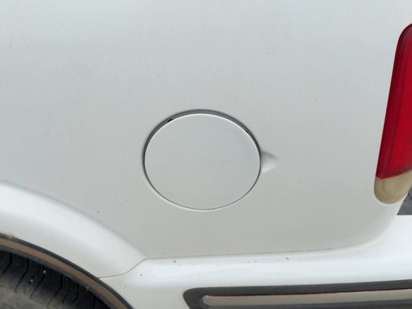 96-05 Chevy S10 Blazer Fuel Tank Door With Hinge Gas Lid Oem Filler White 50U — photo 1