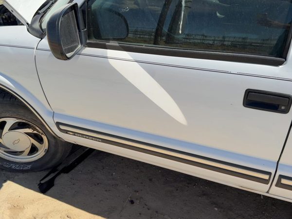 2001 Chevrolet S10 Front Door LH White 50U — photo 3