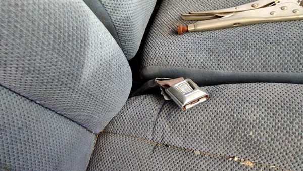 83-88 Ford Ranger Passenger Right Front Seat Belt Buckle Receiver Oem Blue — photo 1