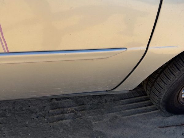 2005 Cadillac Deville Front Door Moulding RH Platinum 67U — photo 3