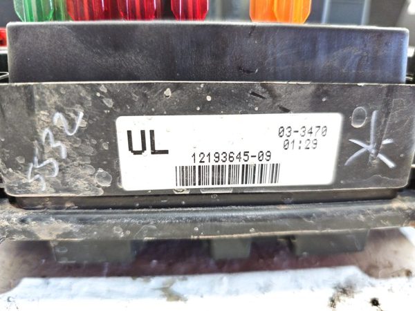 2001 Chevy Tahoe Engine Fuse Box 5.3L — photo 3