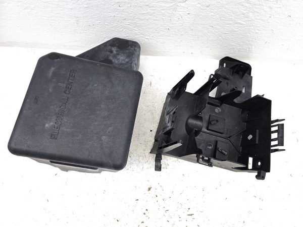 2001 Chevy Tahoe Engine Fuse Box 5.3L — photo 5
