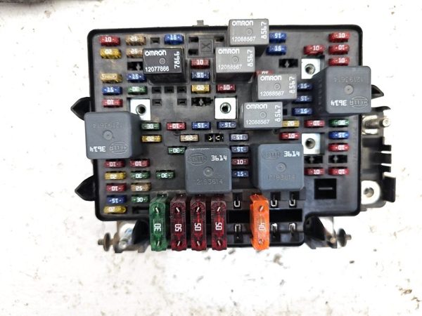 2001 Chevy Tahoe Engine Fuse Box 5.3L — photo 4