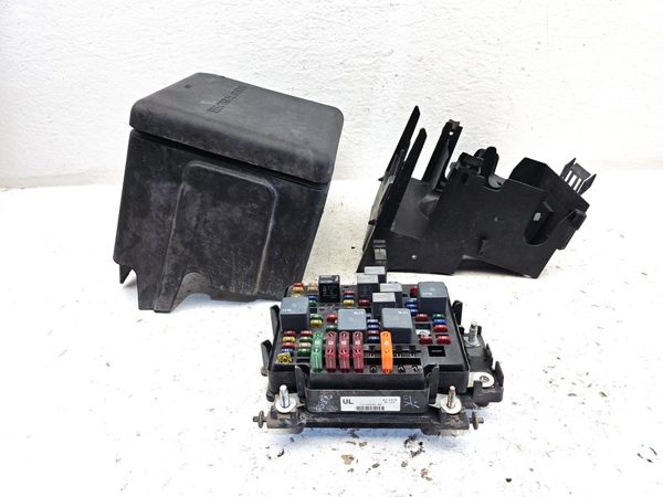 2001 Chevy Tahoe Engine Fuse Box 5.3L — photo 2