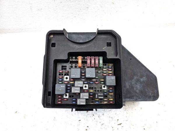 2001 Chevy Tahoe Engine Fuse Box 5.3L — photo 9