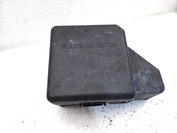 2001 Chevy Tahoe Engine Fuse Box 5.3L — photo 12